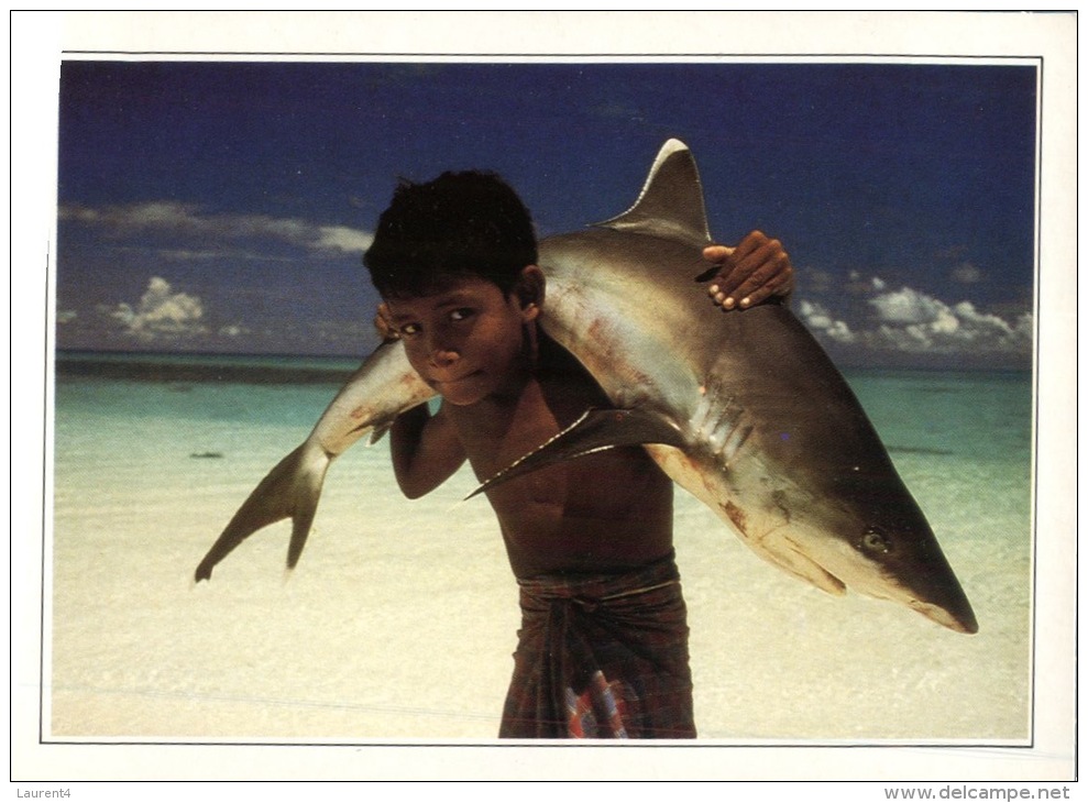 (681) Maldives Islands - Young Boy And Fish - Maldiven