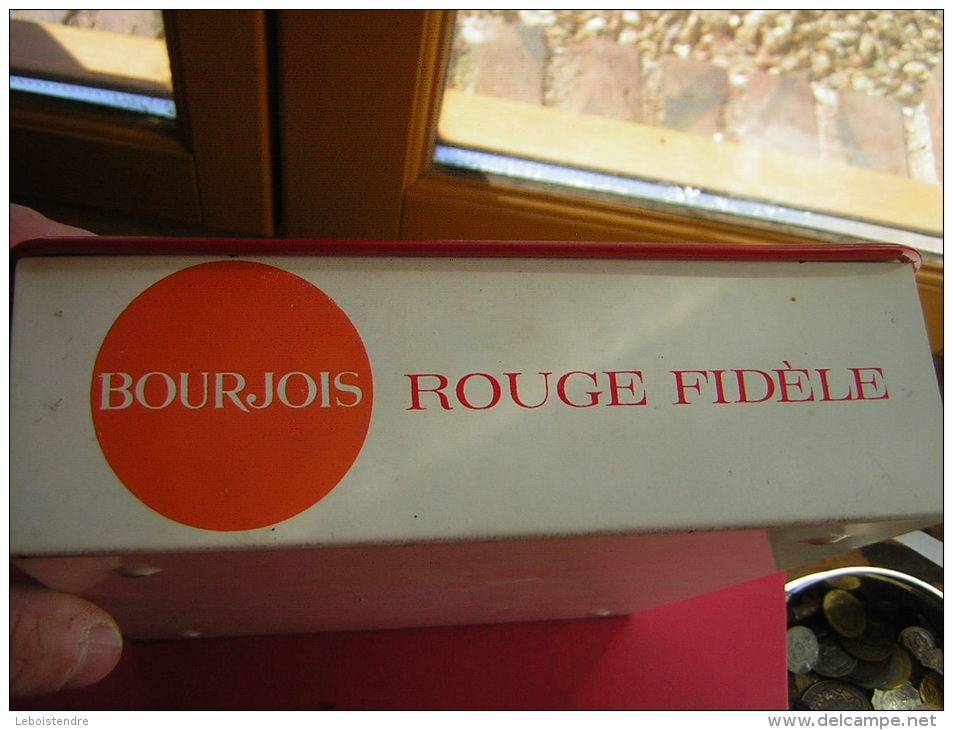 GROSSE BOITE VIDE EN TOLE PUBLICITAIRE / PUB ROUGE FIDELE BOURJOIS LE GRAND SPECIALISTE DU MAQUILLAGE DES NUANCES JEUNES - Scatole