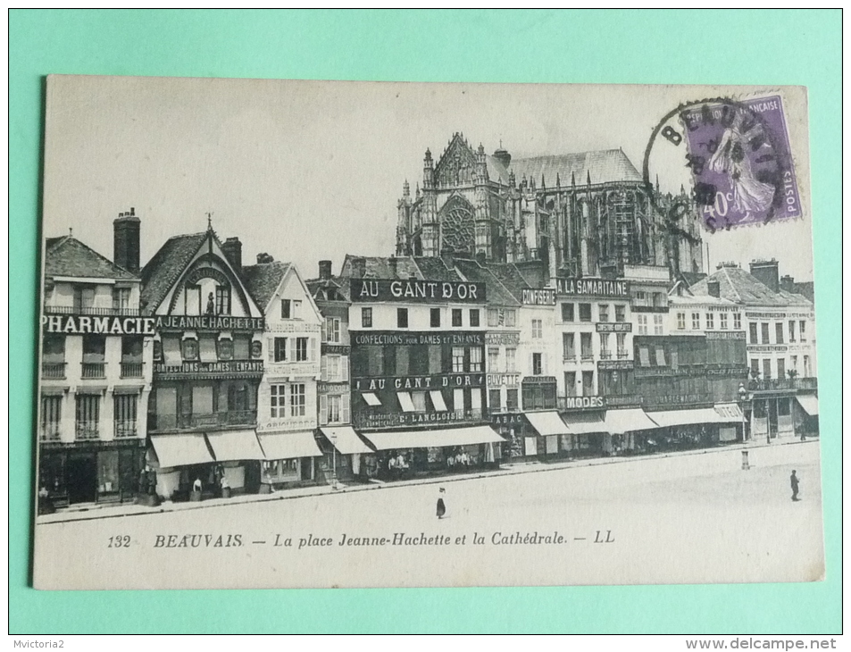 BEAUVAIS - La Place Jeanne HACHETTE Et La Cathédrale - Beauvais