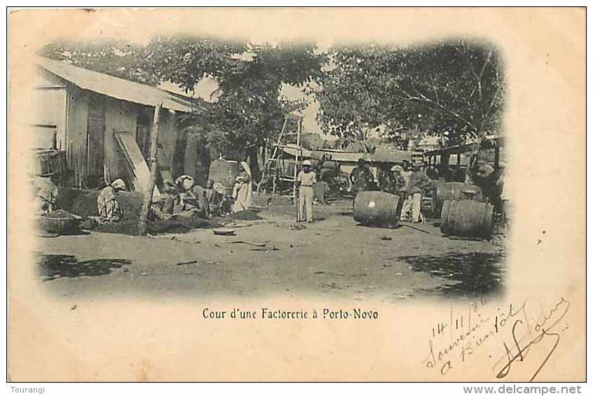 Juin13 597 : Porto-Novo  -  Cour D'une Faclorerie - Benin