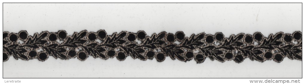 - Dentelle, Broderie Or Sur Velours Noir, 6 Métres X 3 Cm - Laces & Cloth