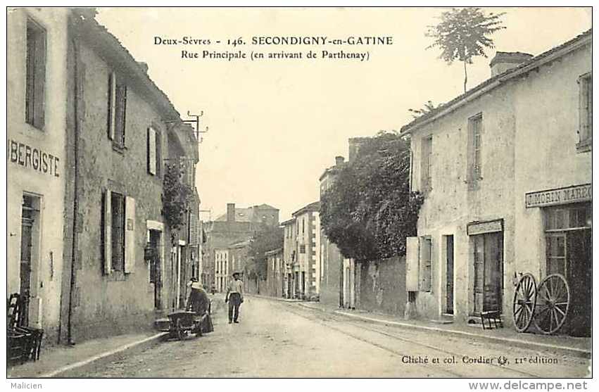 Deux Sevres -ref A381- Secondigny En Gatine - Rue Principale En Arrivant De Parthenay   - Carte Bon Etat  - - Secondigny