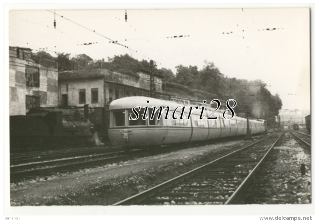 CARTE-PHOTO - TRAIN EN ESPAGNE (SAN SEBASTIEN) - Gares - Avec Trains