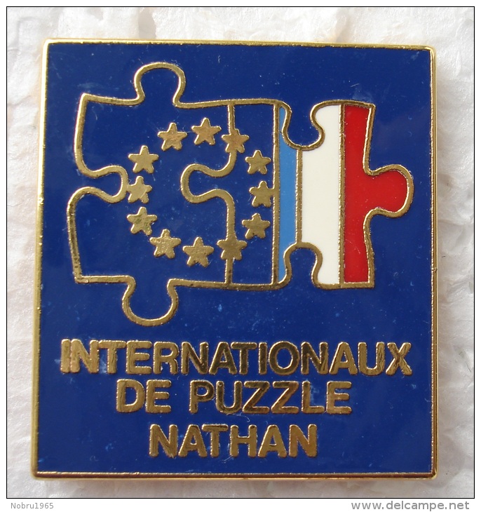 Pin´s Pins Internatioaux De Puzzle Nathan.superbe Zamak.fabrication Au Dos Ressemble à Arthus Bertrand!!!! - Arthus Bertrand