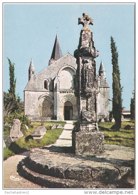 17. Gf. AULNAY. Eglise Romane. La Croix Hosannière - Aulnay