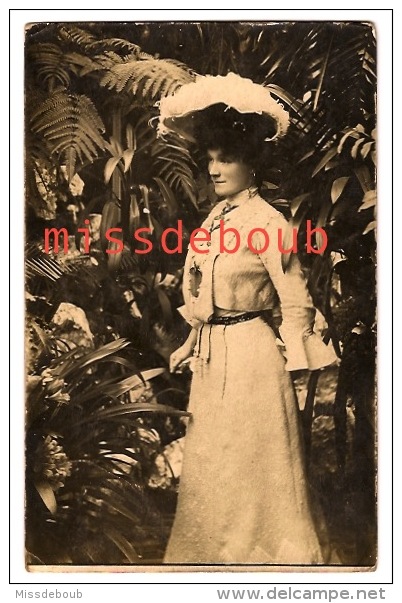 Carte Photo - Belle élégante, Chapeaux, Plumes  -  Beautiful Elegant Woman, Hats, Feathers - Mode