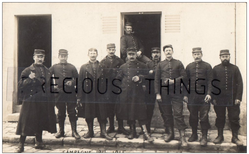 WISSOUS  CARTE PHOTO MILITAIRE  LOT DE 3. SOLDATS DU 4ME REG SUR PATTE DE COL. LES GVC ? DEVANT LA GARE.  AVRIL MAI 1915 - Autres & Non Classés