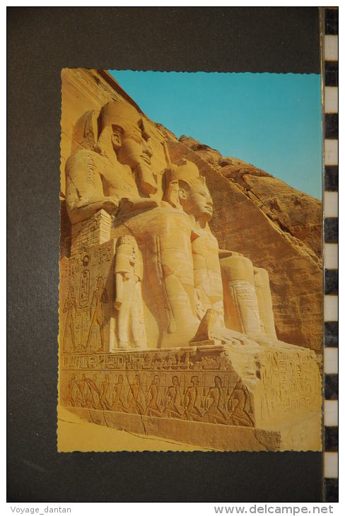 EGYPTE  ABU SIMBEL   THE STATUES  OF RAMSES II  IN FRONT OF THE GREAT TEMPLE - Tempels Van Aboe Simbel