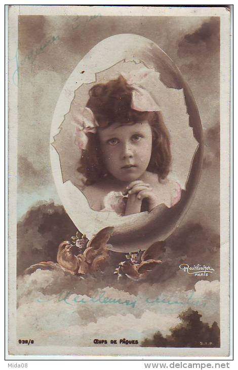 FANTAISIES. ENFANT DANS UN OEUF. SUREALISME. MONTAGE PHOTOGRAPHIQUE Par REUTLINGER. - Portraits