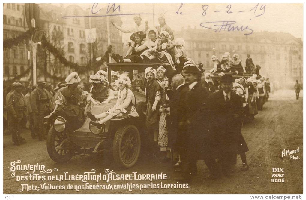 CPA (57)    METZ Souvenir Des Fetes De La Liberation  Voitures De Nos Generaux Envahies Par Les  Lorraines - Metz