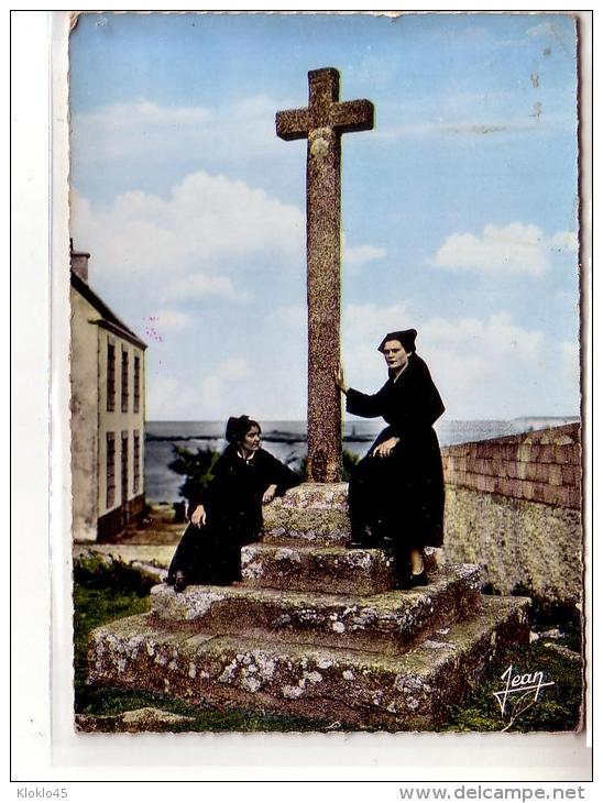 29 Calvaire De L´ILE DE SEIN ( Finistère ) LA BRETAGNE - Animé Jeunes Femmes Assis Et Debout Dos à La Mer - CPSM - Ile De Sein