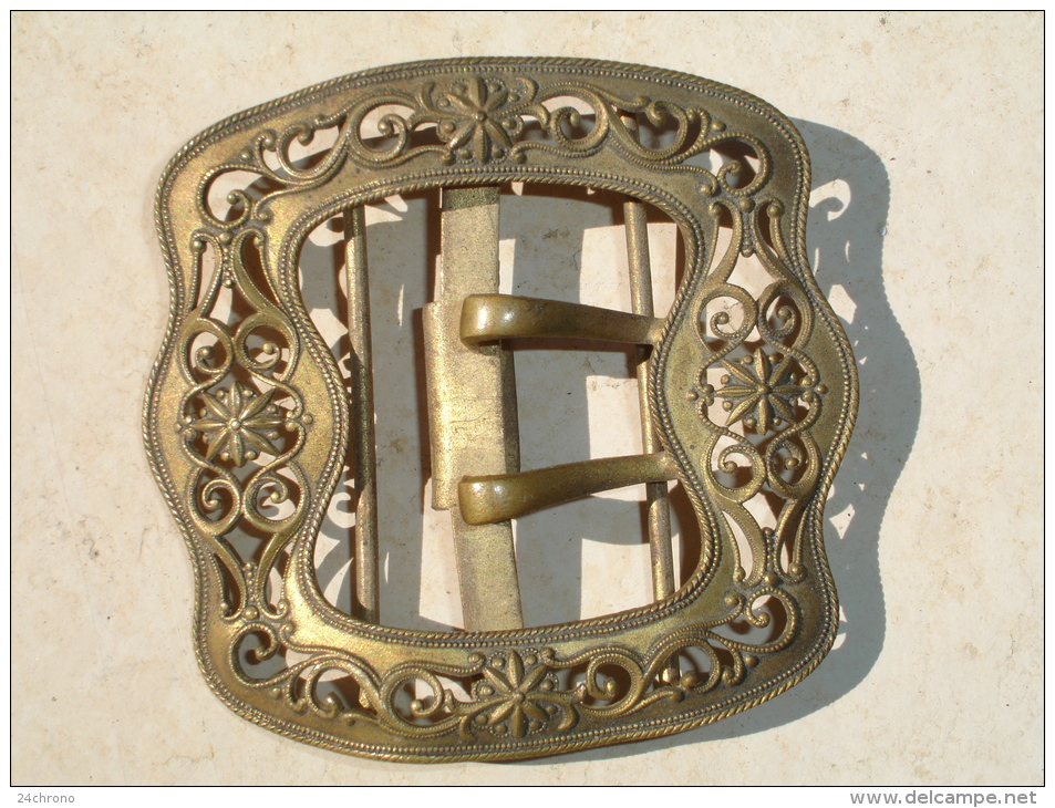 Ancienne Boucle De Ceinture Ajouree à Decor D' Etoiles (13-1822) - Cinturones & Hebillas