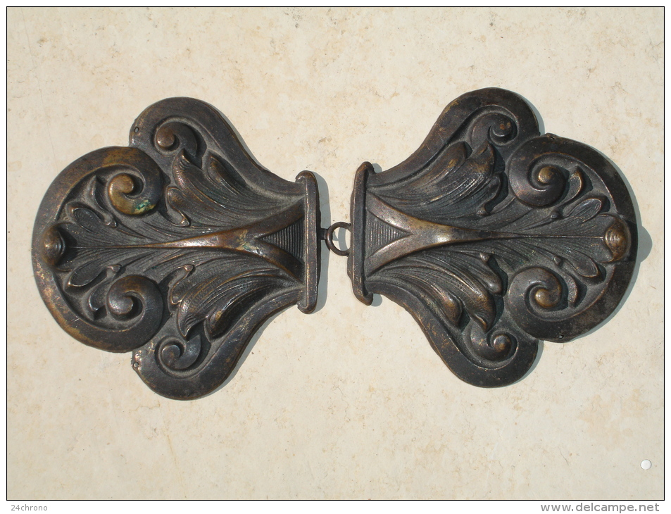Ancienne Boucle De Ceinture Ou De Cape à Decor De Feuilles (13-1823) - Cinture & Fibbie