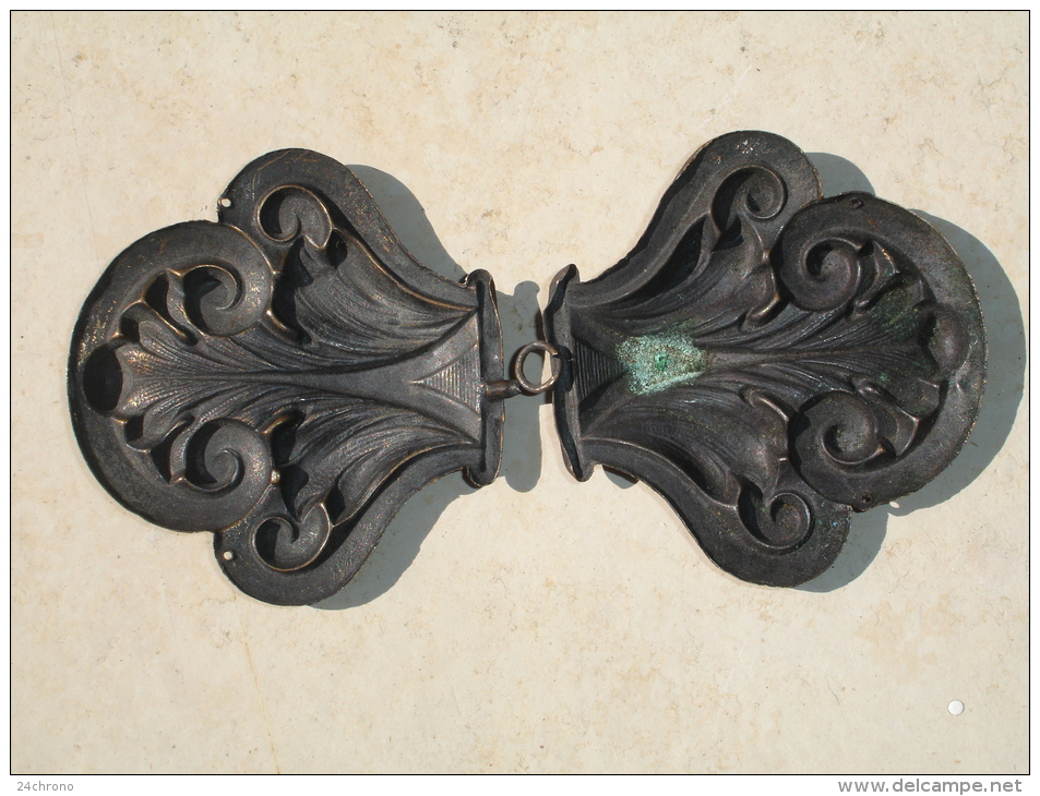 Ancienne Boucle De Ceinture Ou De Cape à Decor De Feuilles (13-1823) - Cinturones & Hebillas