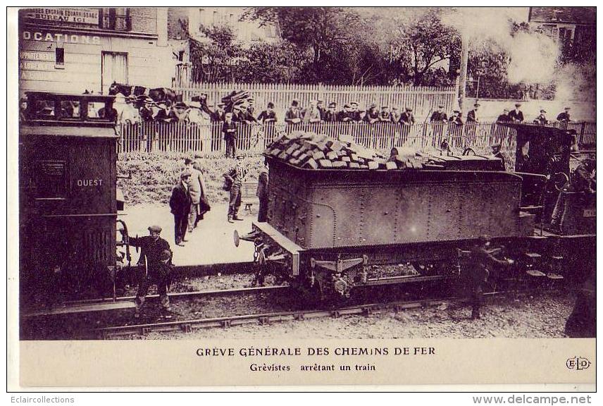 Paris   75     Grève Des Chemins De Fer   Grévistes Arrêtant Un Train - Autres & Non Classés