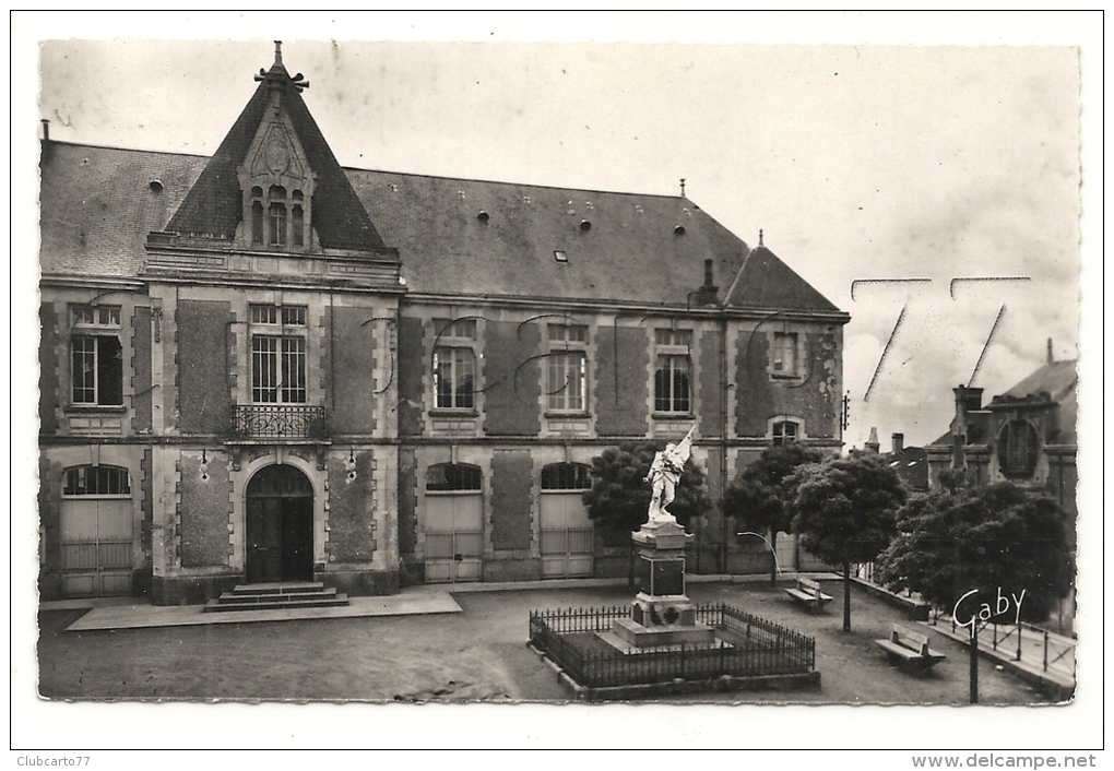 Pouzauges (85) : Vue Sur La Mairie Et Le Monument Aux Morts En 1950. - Pouzauges