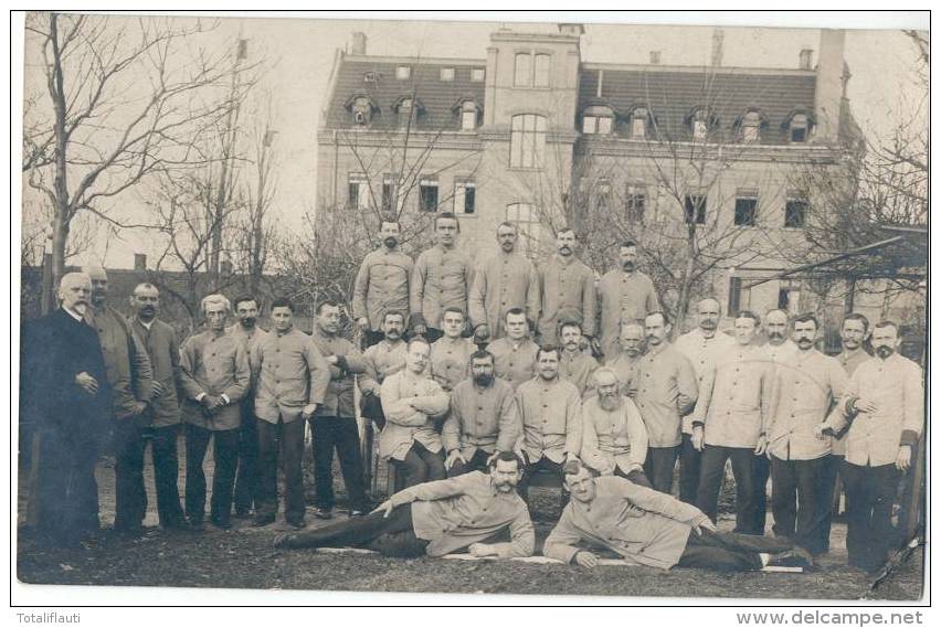 Finsterwalde Nieder Lausitz Gruppenporträt Genossen Lt Text Vor Einzelhaus 3.12.1900 Gelaufen - Finsterwalde