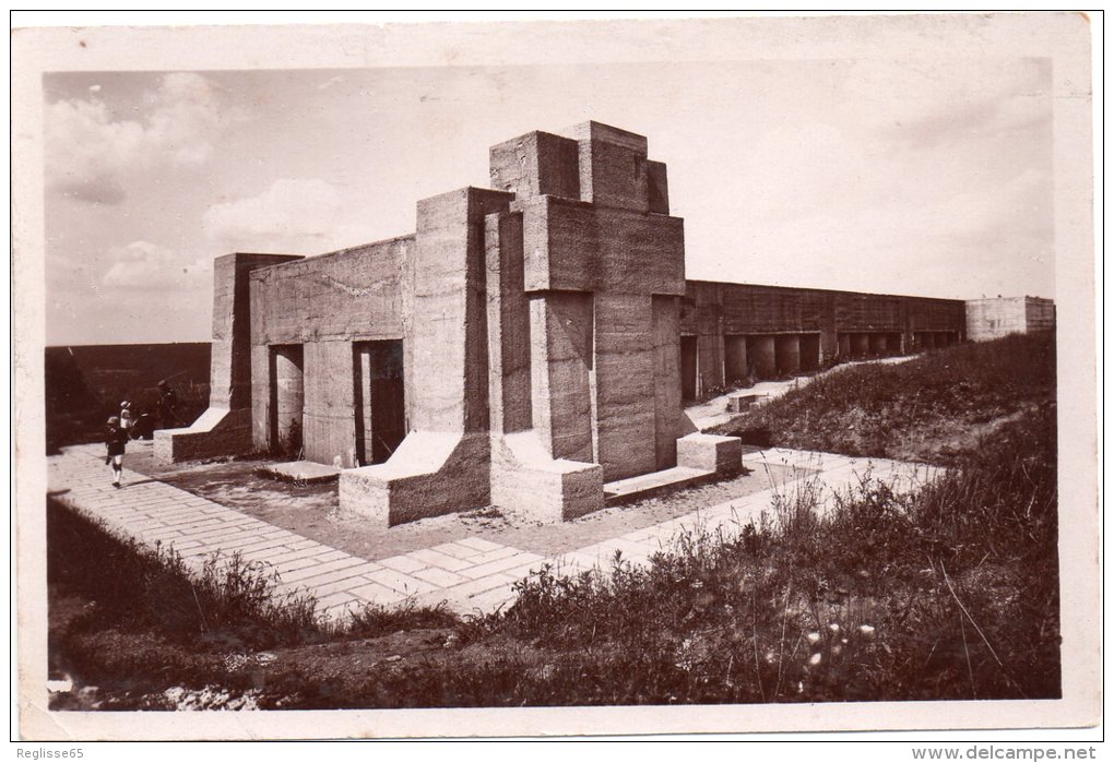 VERDUN - La Tranchée Des Baïonnettes - Monument Du à La Générosité De M.C.F. RAUD Citoyen Américain-13.41 - Monumenti Ai Caduti