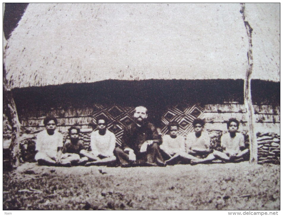 NOUVELLE CALEDONIE - HUTTE INDIGENE ET FETICHE CANAC - - Nouvelle-Calédonie