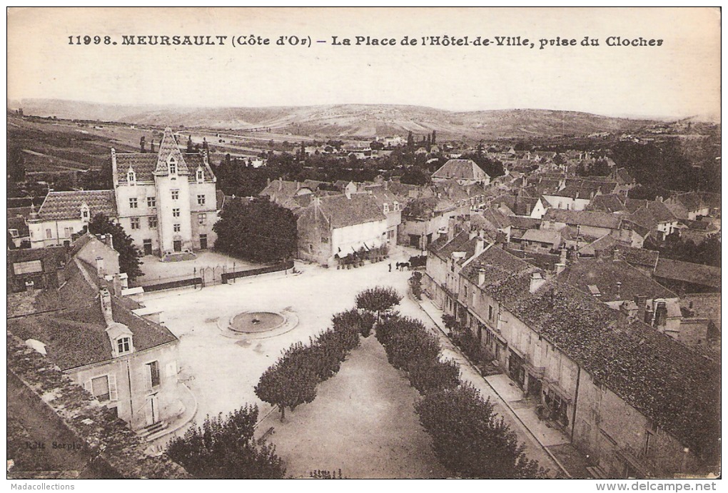 Meursault (21 ) La Place De L'Hôtel De Ville - Meursault