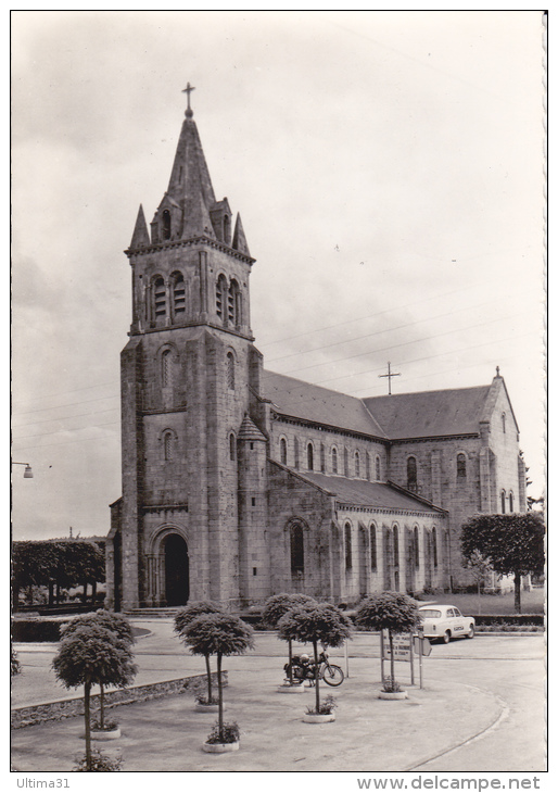 CPSM DUN LES PLACES NIEVRE L EGLISE MOBYLETTE AUTO - Autres & Non Classés