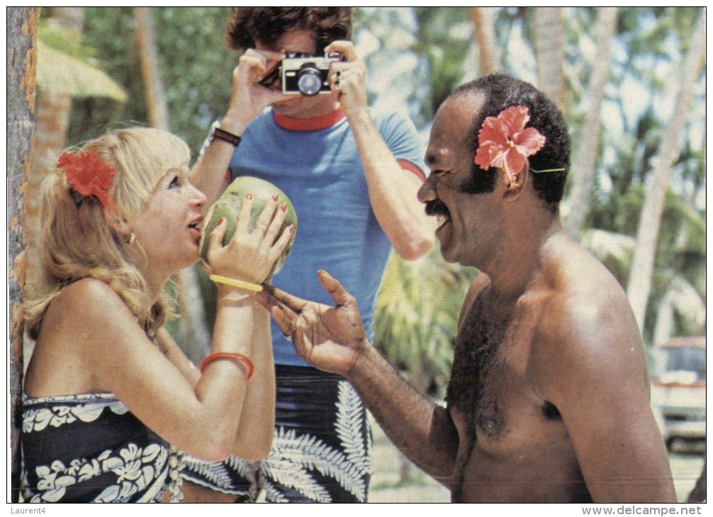 (020) Fiji Islands - Drinking Coconut - Fidji
