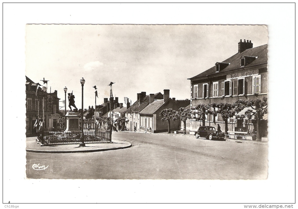 CSM : 18 - Cher : Dun Sur Auron Place De La Libération : Monument - Maisons,voiture  Traction - Dun-sur-Auron