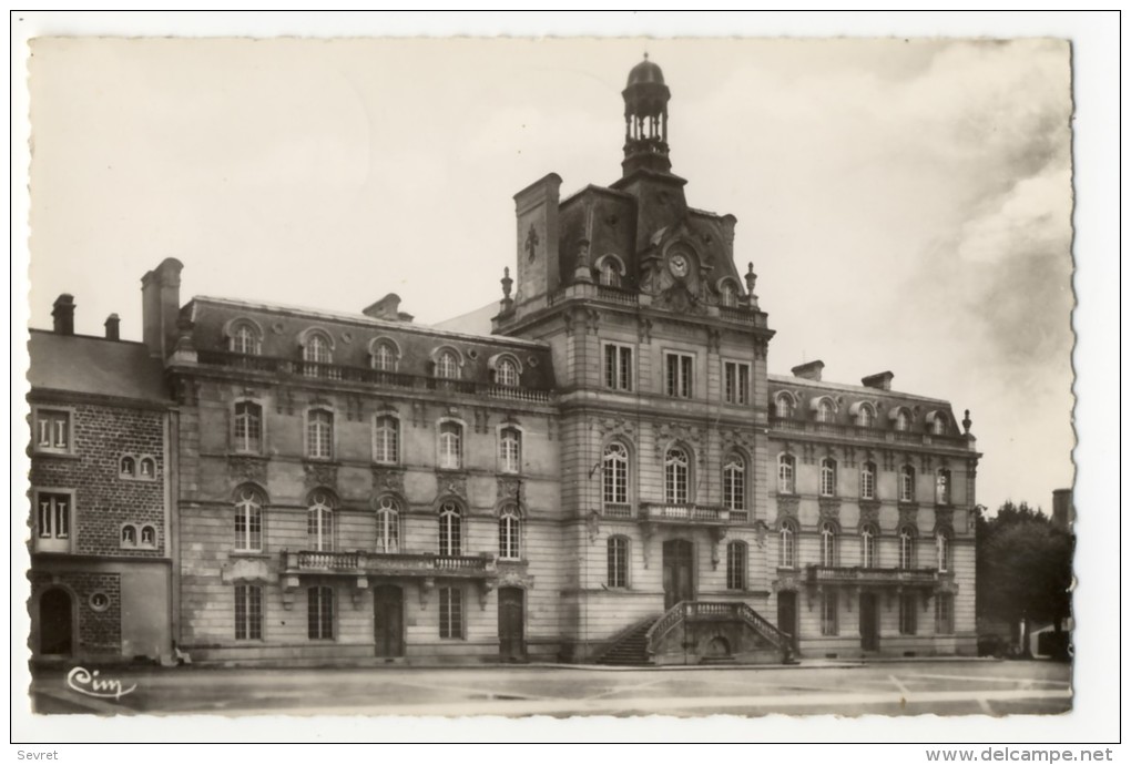 COUTANCES. - L'Hôtel De Ville.  CPSM 9x14 - Coutances