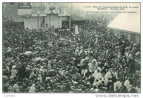 14 Fêtes Du Couronnement De ND De Grace  HONFLEUR 19 Juin 1913 La Procession Arrivant Sur La Place Ste Catherine - Honfleur