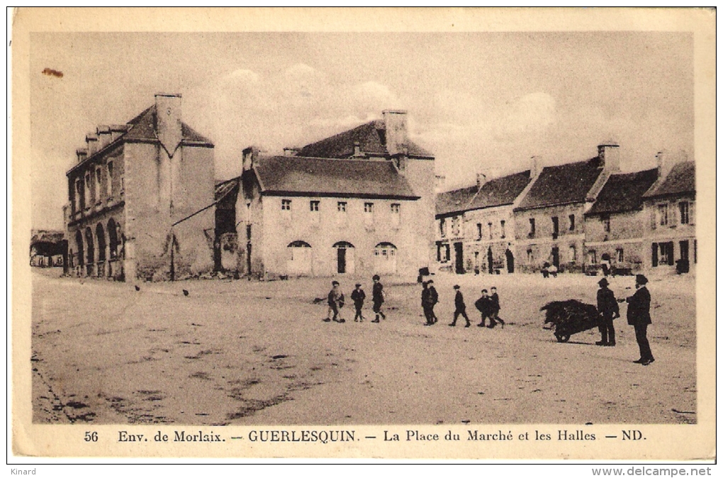 CPA . GUERLESQUIN  - LA PLACE DU MARCHE ET LES HALLES . Trés Animée....Circulé .. BE .. - Guerlesquin