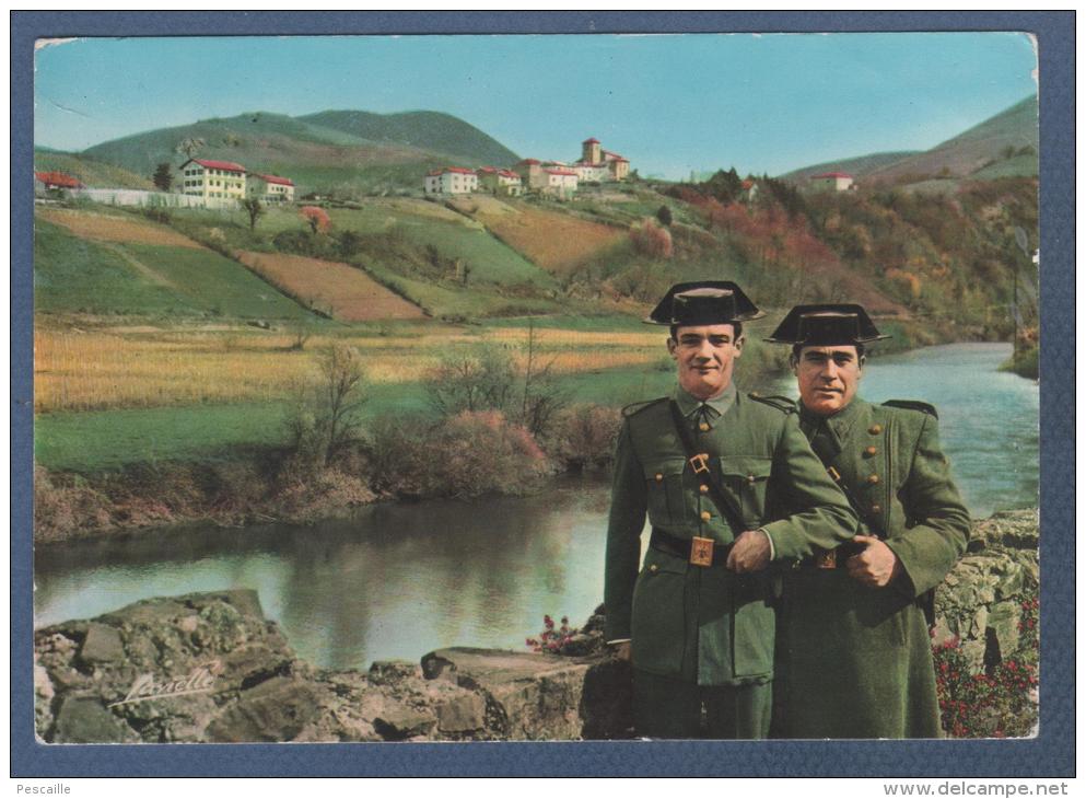 64 PYRENEES ATLANTIQUES - CP ANIMEE LES DOUANIERS ESPAGNOLS EN FACTION SUR LA BIDASSOA - AU FOND LE VILLAGE DE BIRIATOU - Otros & Sin Clasificación