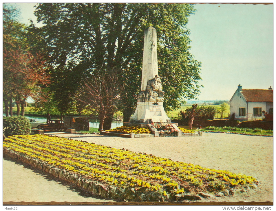 21 - GENLIS - Le Monument Aux Morts.  (CPSM) - Autres & Non Classés