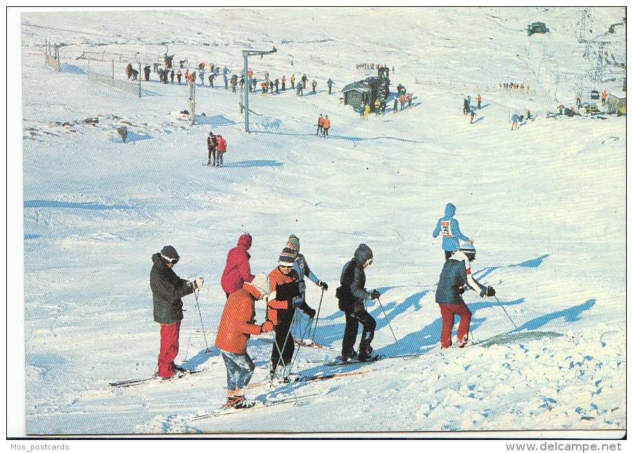 Scotland Postcard - Ski Class In The Cairngorms, Inverness-shire  H917 - Inverness-shire