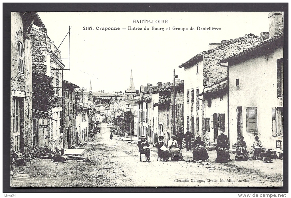 CPA ANCIENNE- FRANCE- CRAPONNE (43)- ENTRÉE DU BOURG- GROUPE DE DENTELLIERES EN GROS PLAN- VIEILLES MAISONS- - Craponne Sur Arzon