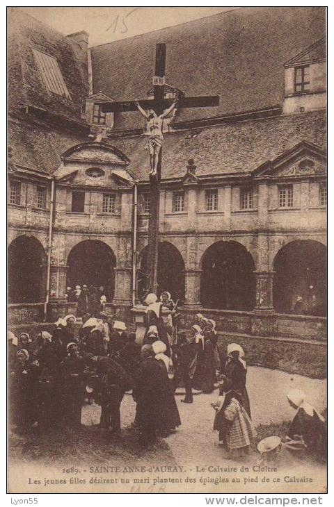 Sainte Anne D'Auray - Le Calvaire Du Cloître - Les Jeunes Filles Désirant Un Mari Plantent Des épingles Au Pied Du Calva - Auray