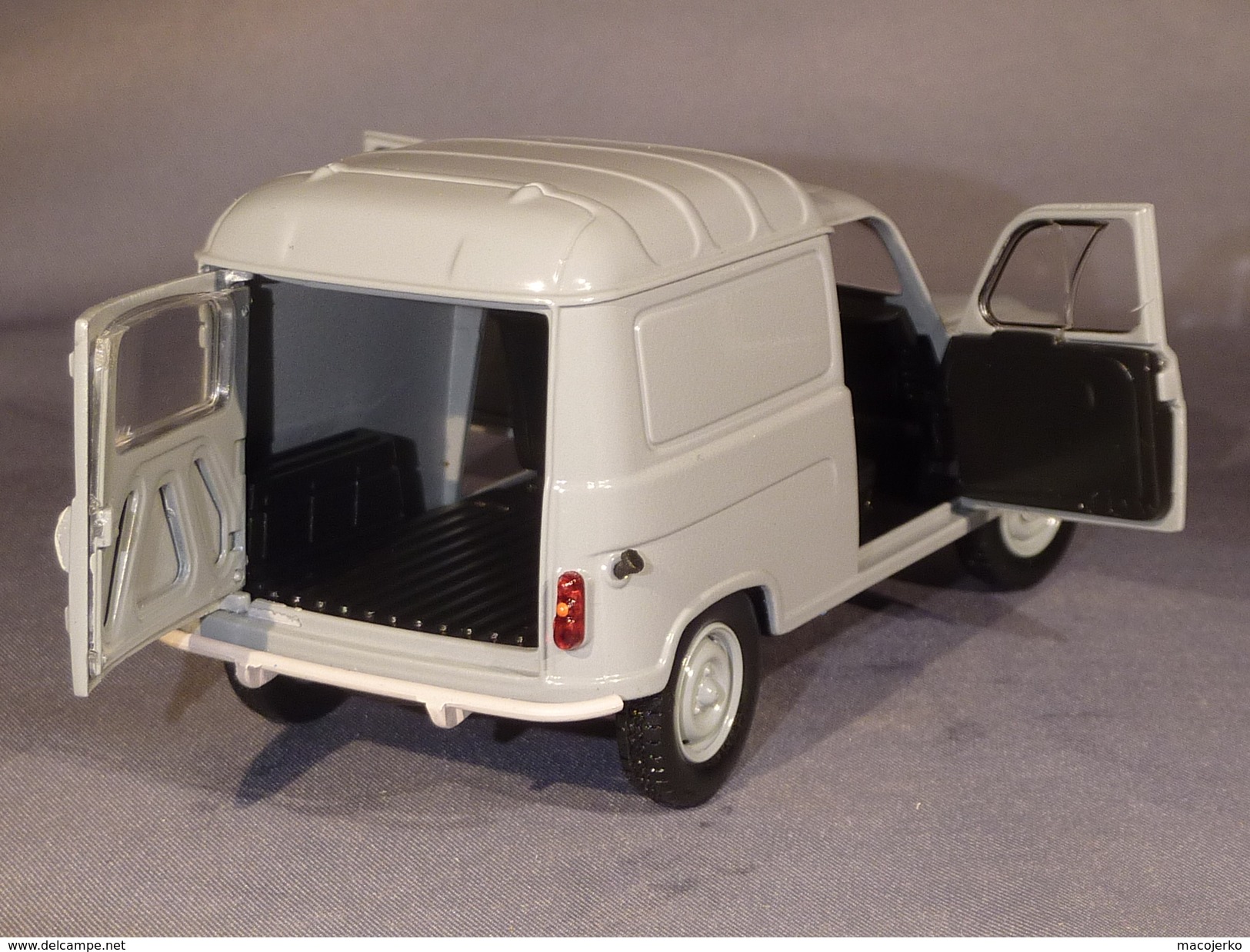 Universal Hobbies 6500, Renault 4 F4 Fourgonnette, 1:32 - Escala 1:32