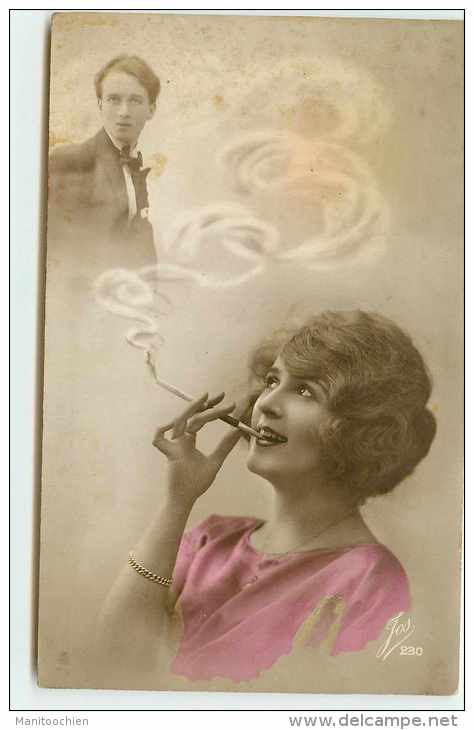 SURREALISTE FEMME AVEC FUME CIGARETTE APPARITION D'UN HOMME DANS LA FUMEE - Femmes