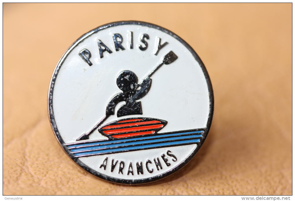 Pin´s "Canoë-Club D´Avranches Parisy " Ponts-sous-Avranches - Manche - Normandie - Rowing