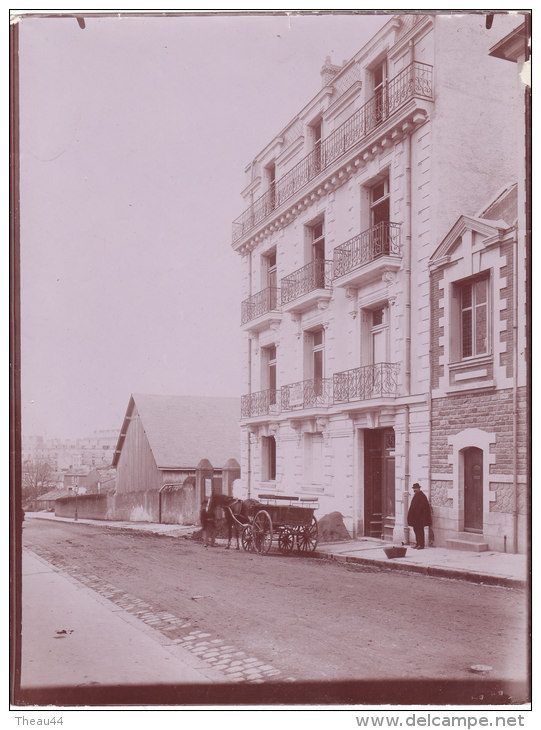 Photo Non Située  -  Batiment Dans Une Rue D´une Grande Ville Au Début Du 20e Siècle  -  Attelage Avec Un Cheval - Orte