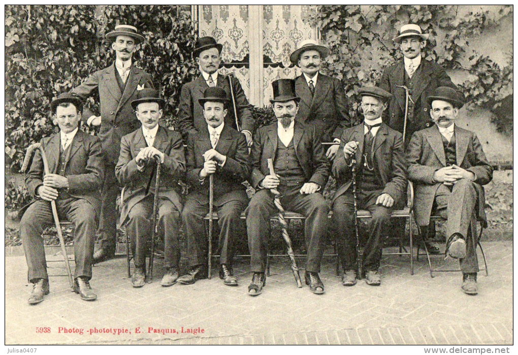 LAIGLE Ou Environs (61) Groupe D'hommes Superbe Plan - L'Aigle