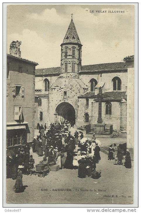 SAUGUES (HAUTE LOIRE - 43) - CPA - LA SORTIE DE LA MESSE - Saugues