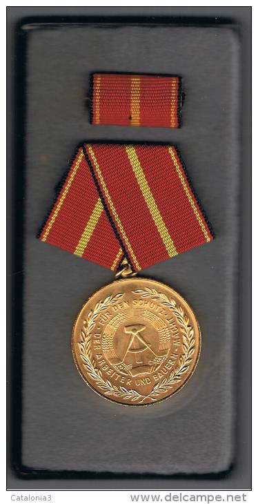 FICHAS - MEDALLAS // Token - Medal - ALEMANIA RDA Fürhervorragende Verdienste - Profesionales/De Sociedad