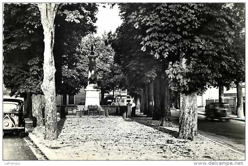 Rhone -ref 570- Vaux En Velin - Rue De La Republique Et Monument Aux Morts Des Deux Guerres   - Carte Bon Etat  - - Vaux-en-Velin