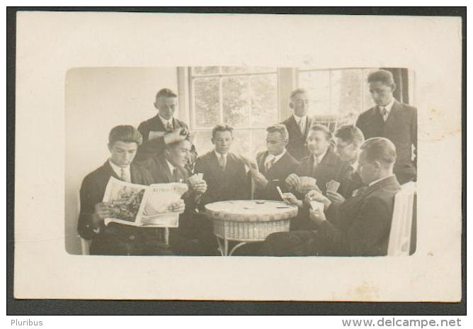 1930  YOUNG MEN  PLAYING CARDS  , OLD POSTCARD  , O - Cartes à Jouer