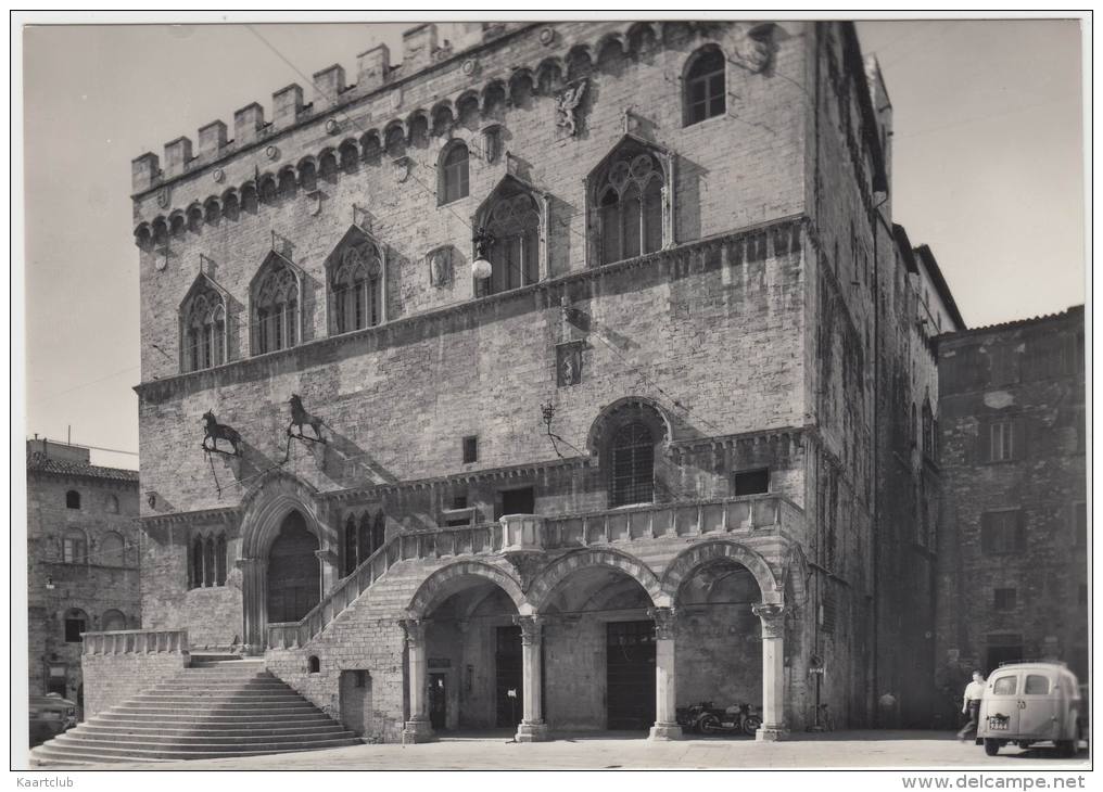 PERUGIA: OLDTIMER AUTOMOBILI, 2x MOTOCICLETTA  - Palazzo Comunale - Streetscene - Auto/Car/Voiture - Italia - Toerisme