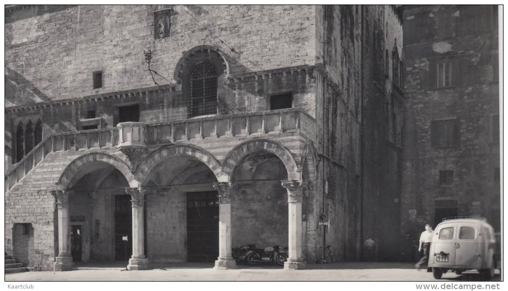 PERUGIA: OLDTIMER AUTOMOBILI, 2x MOTOCICLETTA  - Palazzo Comunale - Streetscene - Auto/Car/Voiture - Italia - Toerisme