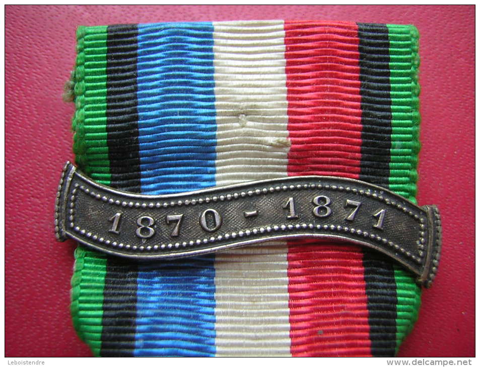 MEDAILLE MILITAIRE / MILITARIA  1870 1871 OUBLIER   JAMAIS  AVEC UN BOUTON : GATTY RUE RAMBUTEAU 38 - France