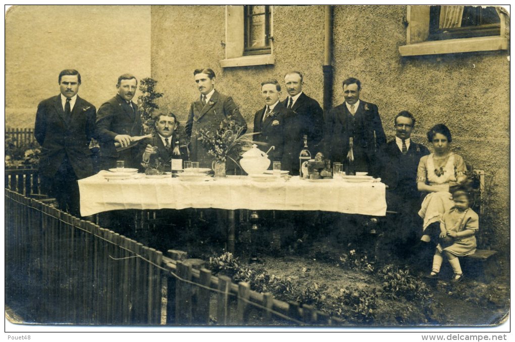 A Identifier: Personnages Devant Une Table Avant Un Repas, Carte Photo - A Identifier