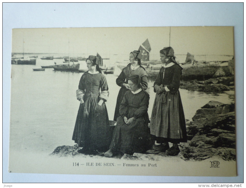 ÎLE  De  SEIN  :  Femmes Au  PORT - Ile De Sein