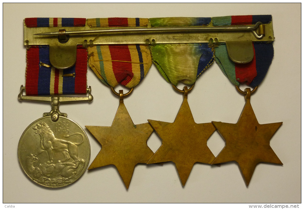 Grande-Bretagne Great Britain Lot Of 4 Medals + Miniatures : ATLANTIC STAR / AFRICA STAR / 1939 - 1945 STAR /  WAR MEDAL - Grande-Bretagne